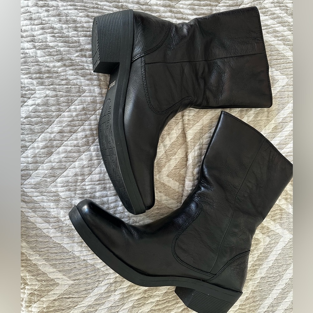 BOGS MID CALF LEATHER BOOT